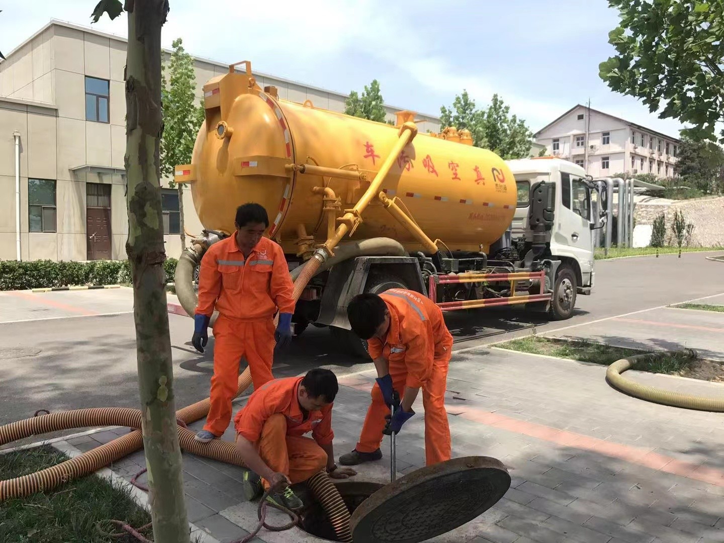 惠来管道疏通车停在窨井附近