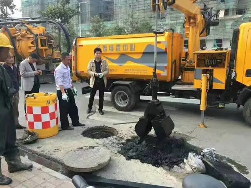 惠来街道：网格员化身“清道夫”，为民解忧疏通“堵心”化粪池