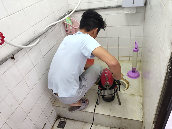 惠来管道堵塞冒臭气 专业师傅现场解决问题